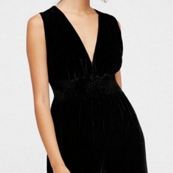 Free People These Days Velvet Jumpsuit in Black Vneck Sleeveless Sz Small - Picture 3 of 6